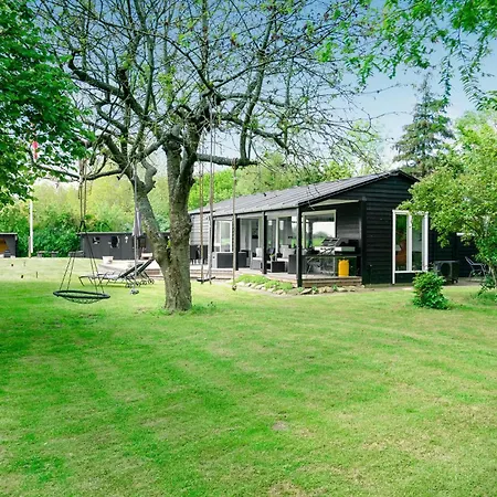 Three-bedroom In Hébergement de vacances Bogense