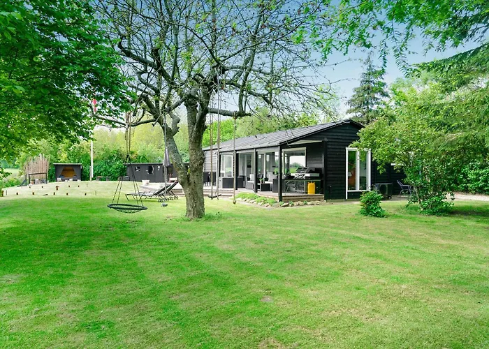 Three-bedroom In Vakantiehuis Bogense